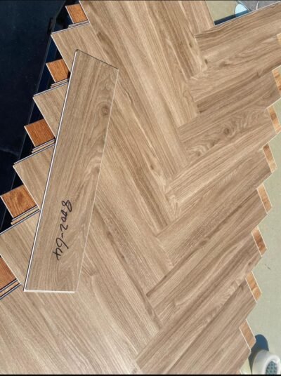 pvc-lichtbruin-homestijl SPC Vloer Visgraat Lichtbruin 150 x 750mm